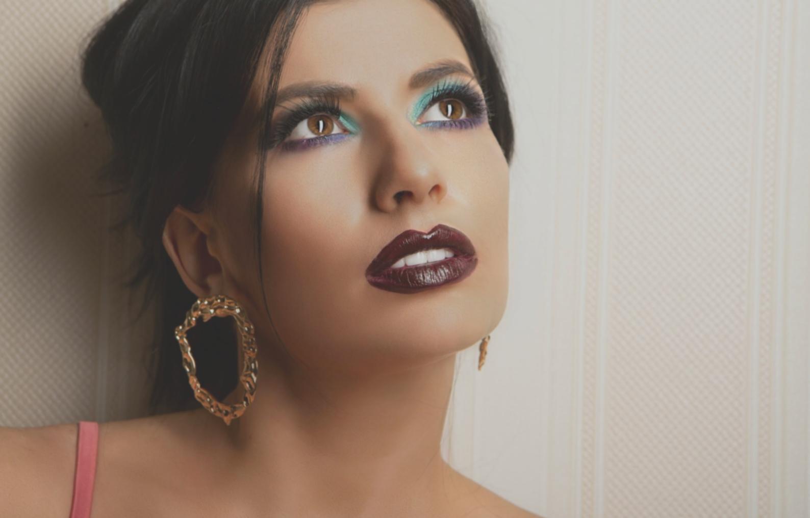 Ambiente di apprendimento moderno con atelier di fashion design, tavoli da lavoro e materiali per la progettazione di moda