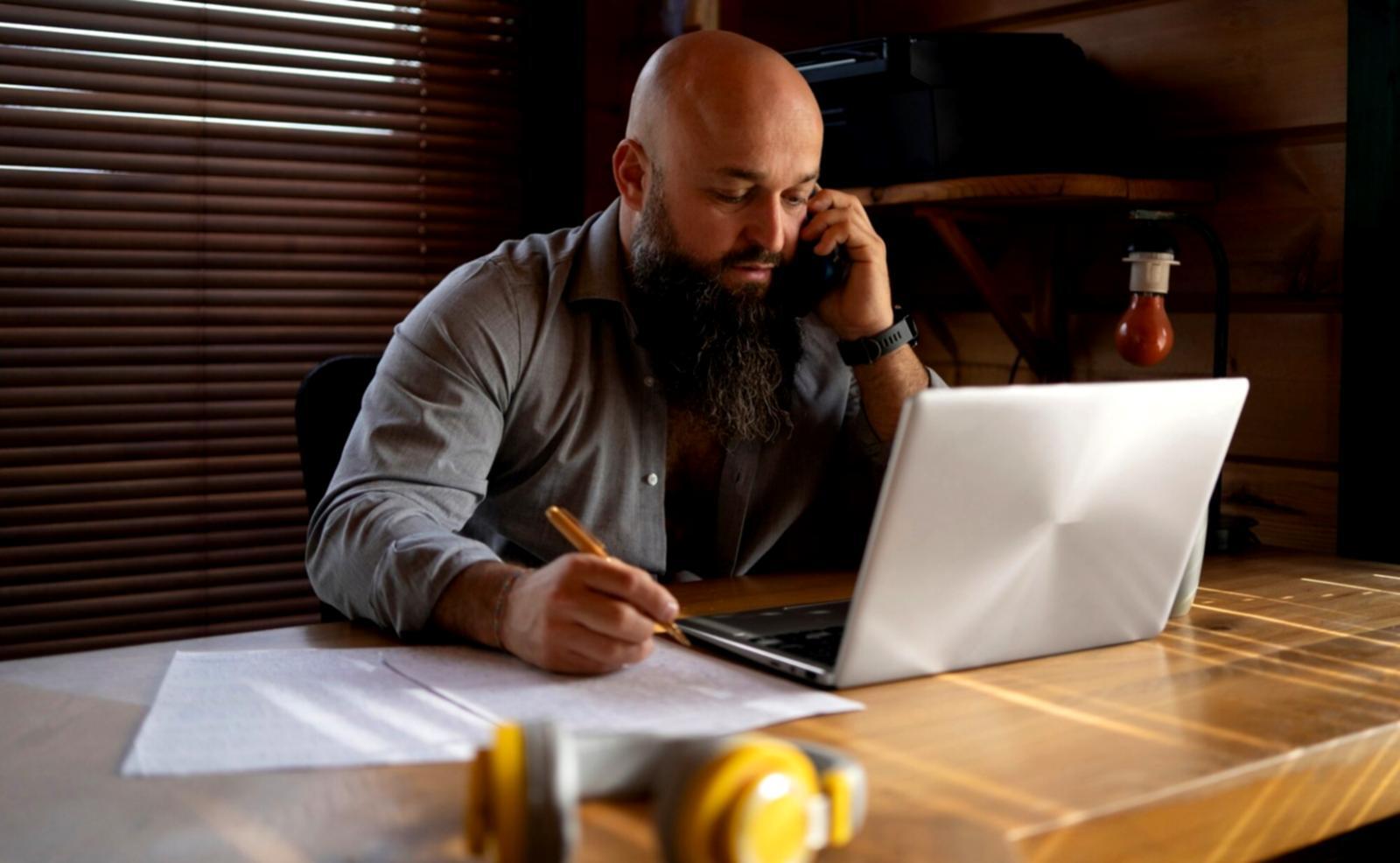 Studenti durante una sessione pratica di makeup professionale